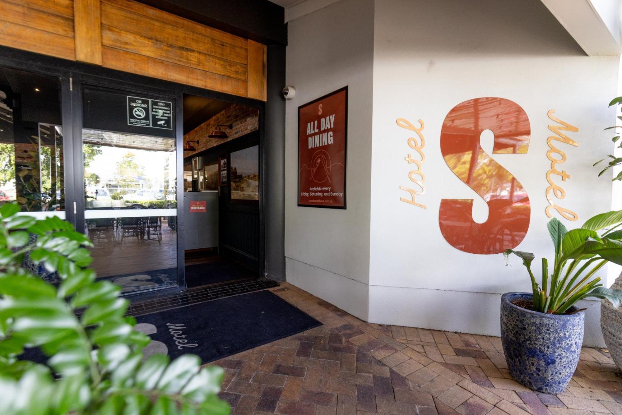 Sundowner Hotel Motel Caboolture Buitenkant foto